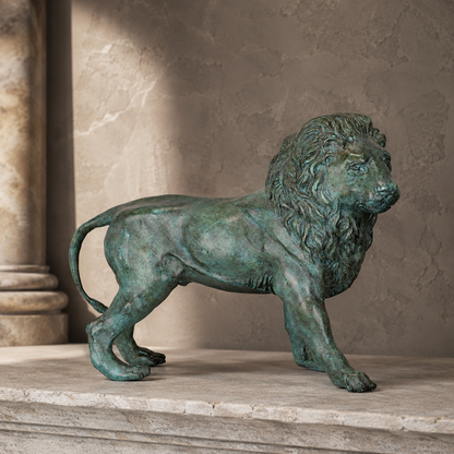 Sculpture de lion en bronze à patine verte