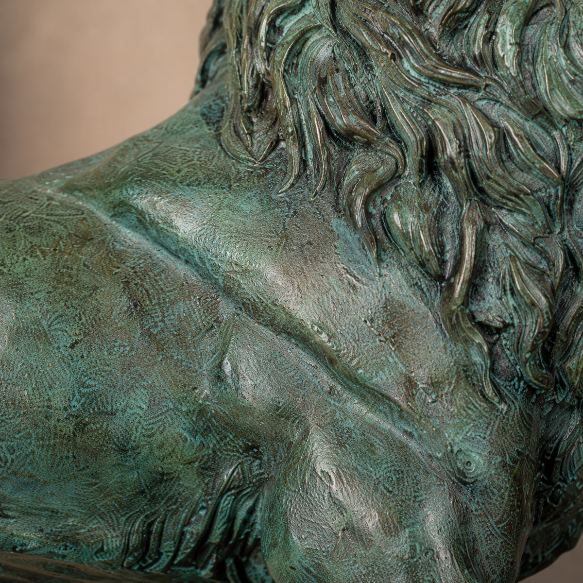 Sculpture de lion en bronze à patine verte, vue 3