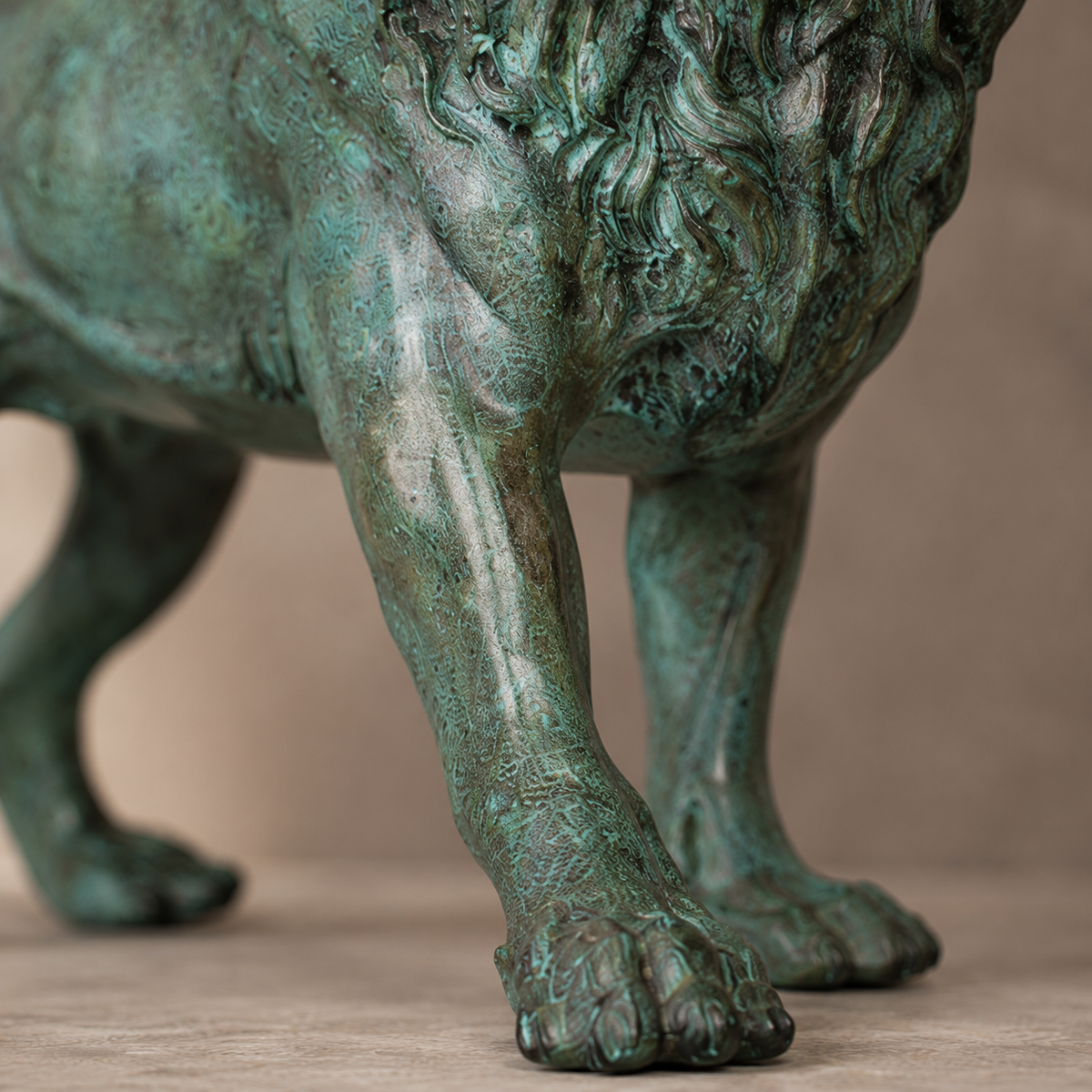 Sculpture de lion en bronze à patine verte, vue 4