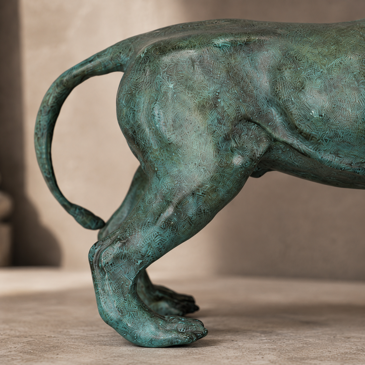 Sculpture de lion en bronze à patine verte, vue 6