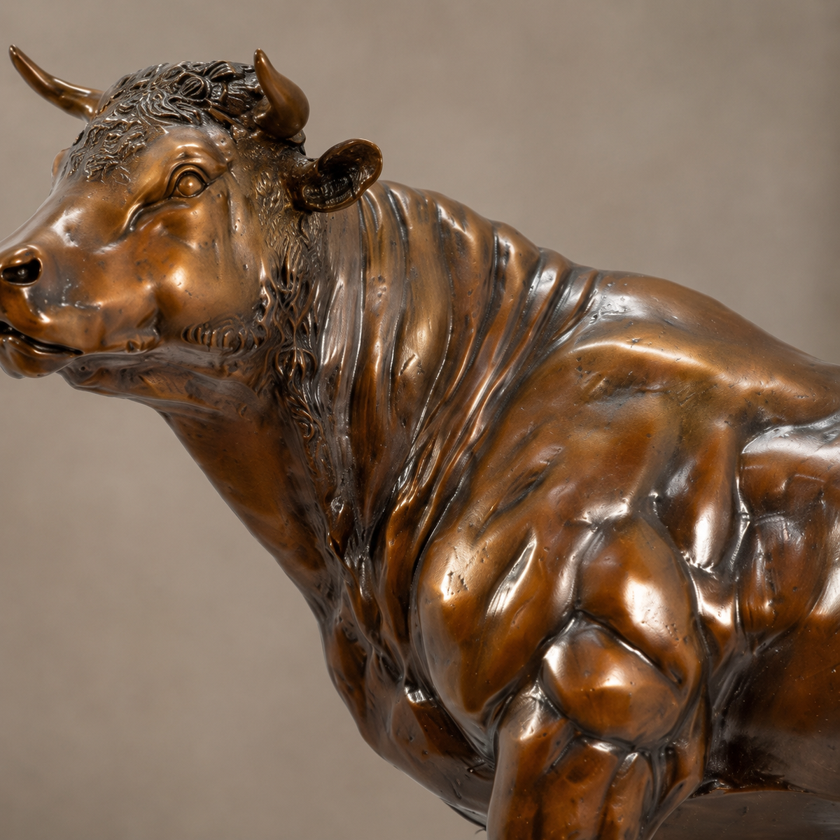 Sculpture de taureau en bronze à patine brune dorée, vue 4
