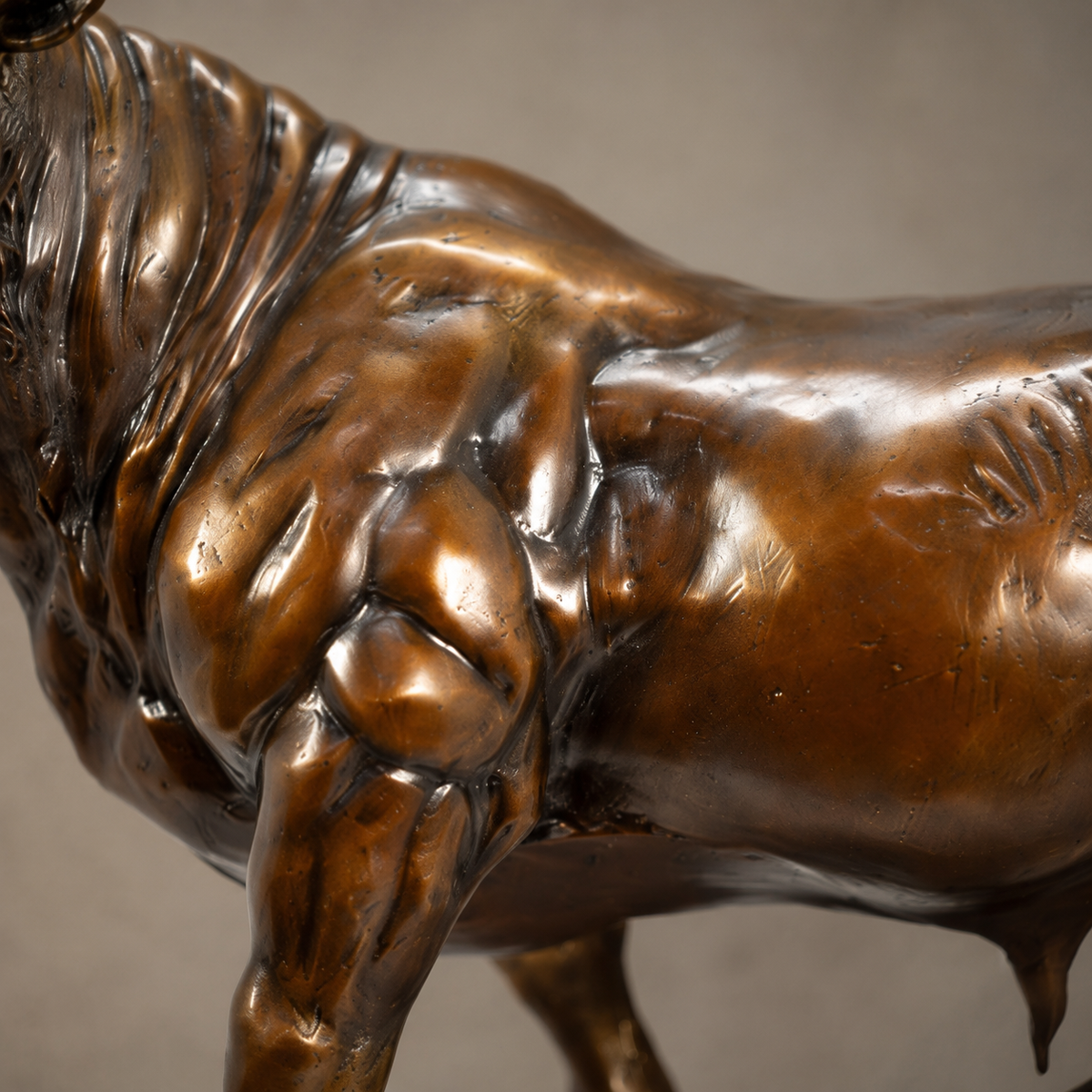 Sculpture de taureau en bronze à patine brune dorée, vue 5
