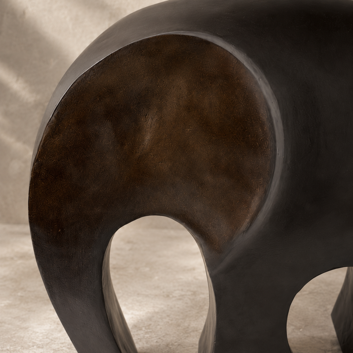 Sculpture éléphant stylisé en bronze à patine brune, vue 3