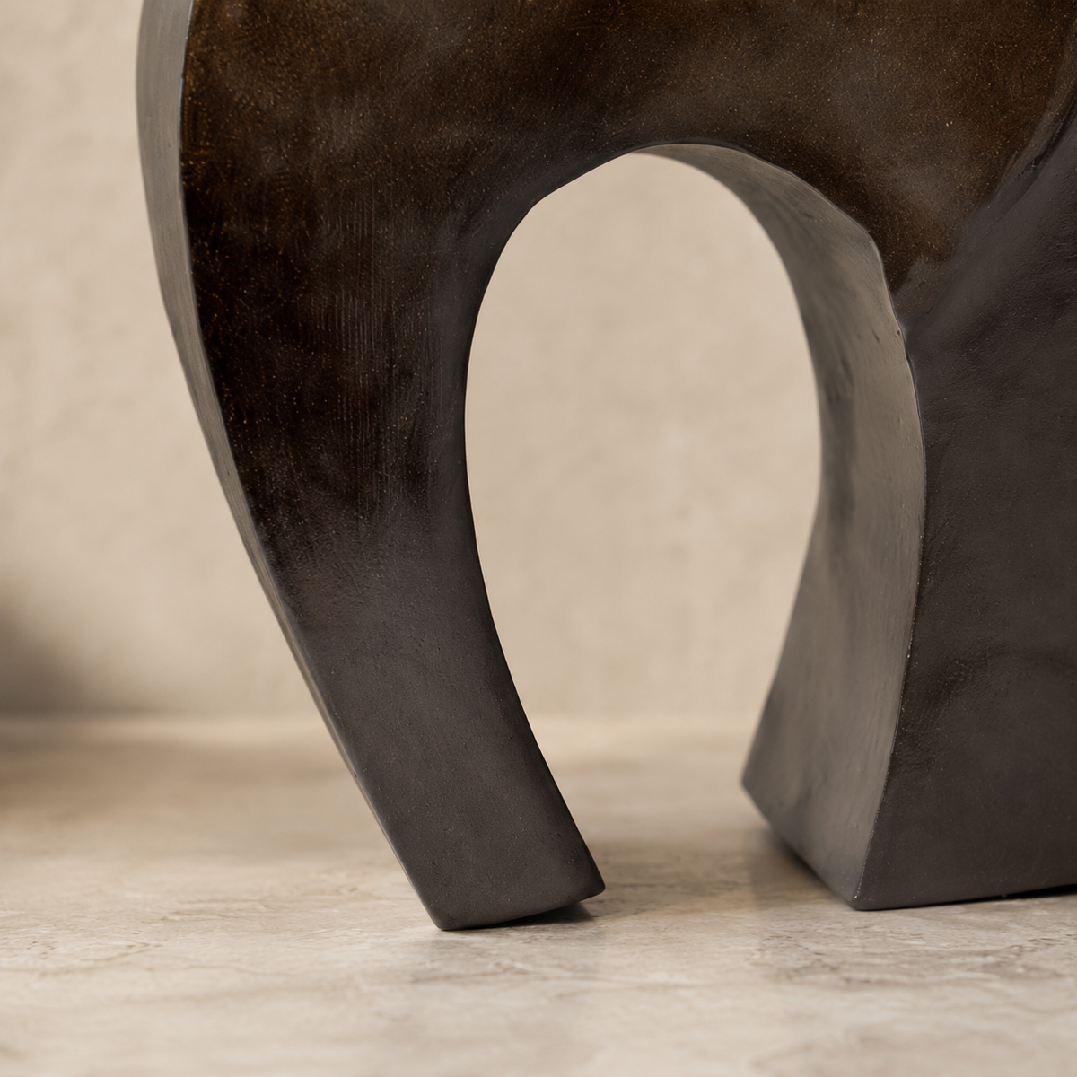 Sculpture éléphant stylisé en bronze à patine brune, vue 4