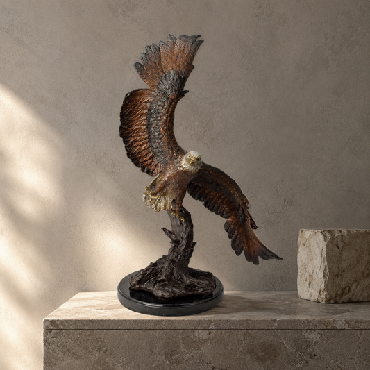 Sculpture en bronze, aigle aux ailes déployées sur socle