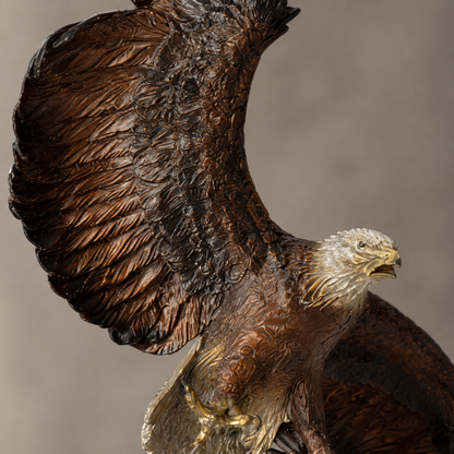 Sculpture en bronze, aigle aux ailes déployées sur socle, vue 5