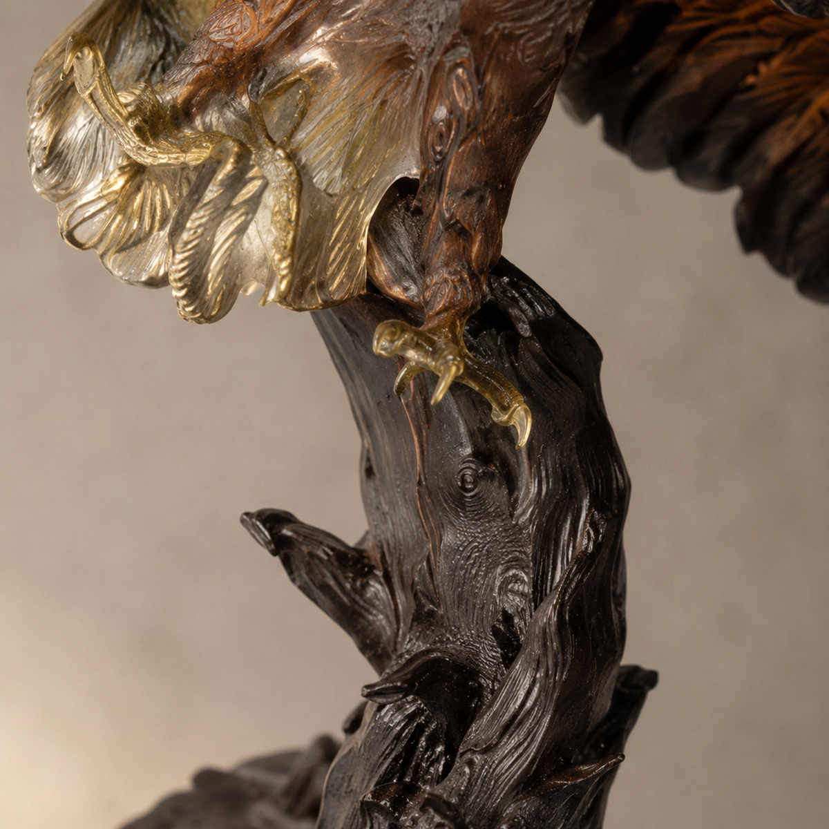 Sculpture en bronze, aigle aux ailes déployées sur socle, vue 6