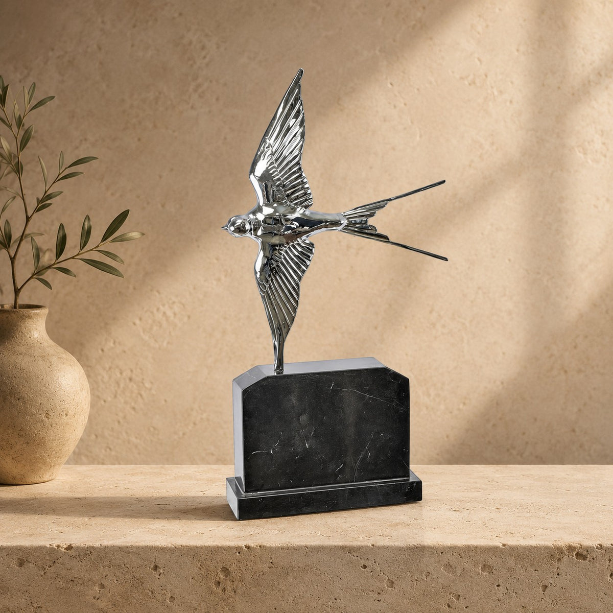 Sculpture en bronze argenté, hirondelle en vol sur marbre