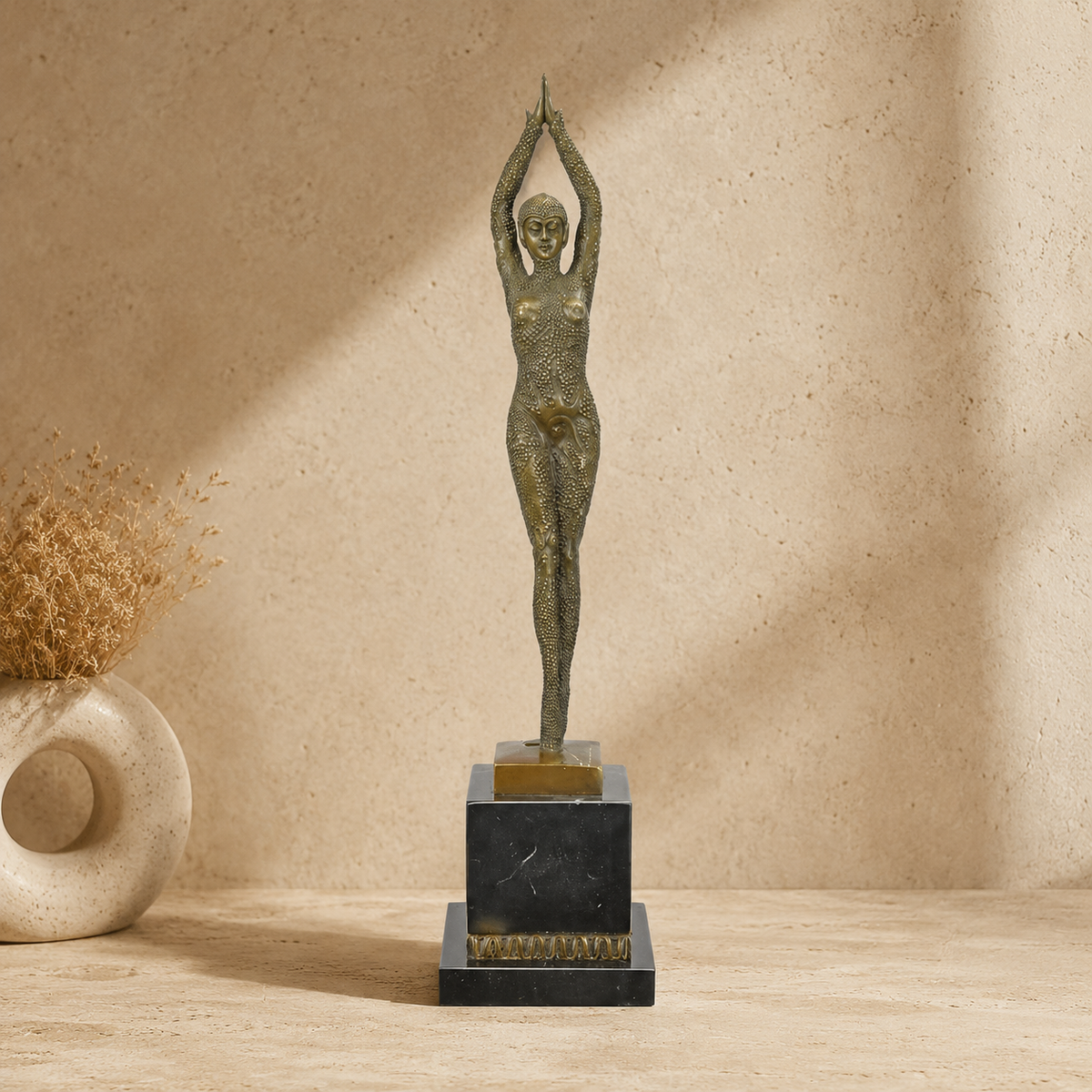 Sculpture en bronze Art Déco femme aux bras levés