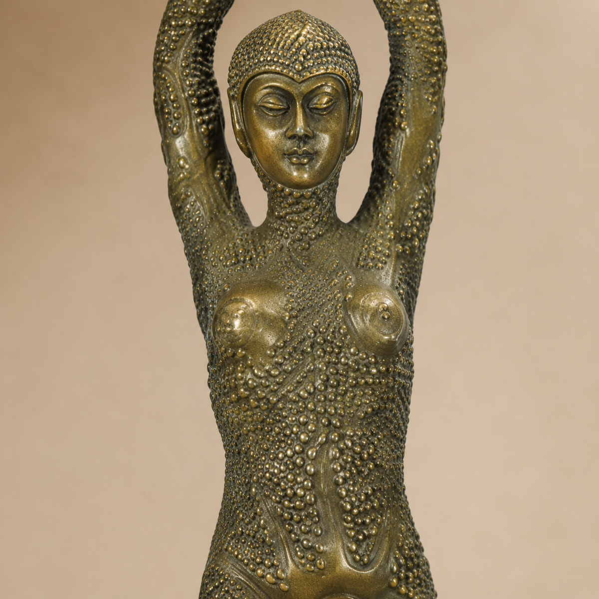 Sculpture en bronze Art Déco femme aux bras levés, vue 3