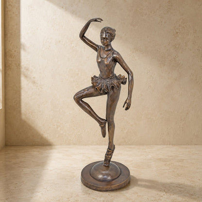 Sculpture en bronze ballerine en position de passé, vue d'ensemble
