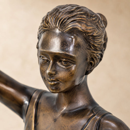 Sculpture en bronze ballerine en position de passé, détail visage et chignon