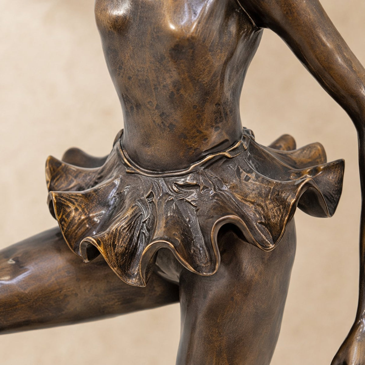 Sculpture en bronze ballerine en position de passé, détail tutu plissé