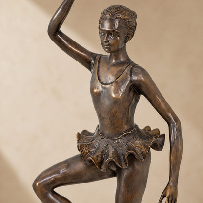 Sculpture en bronze ballerine en position de passé, vue rapprochée buste bras levé