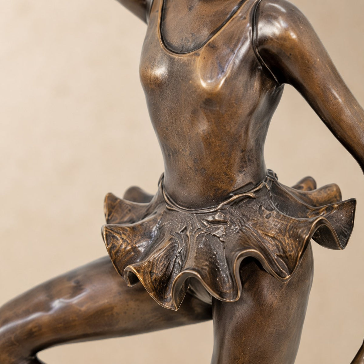 Sculpture en bronze ballerine en position de passé, vue rapprochée buste et tutu