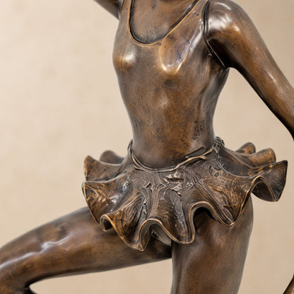Sculpture en bronze ballerine en position de passé, vue rapprochée buste et tutu