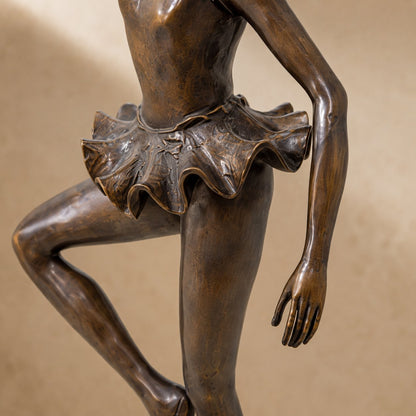 Sculpture en bronze ballerine en position de passé, détail bras et main