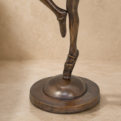 Sculpture en bronze ballerine en position de passé, détail socle et pointe de pied