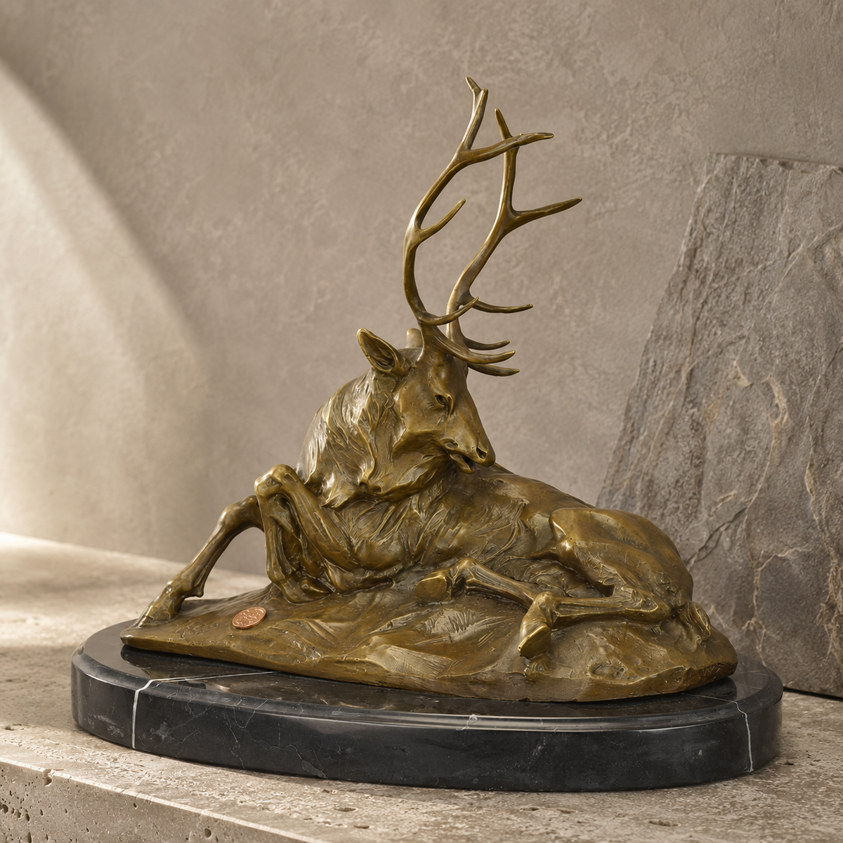 Sculpture en bronze cerf couché sur socle en marbre