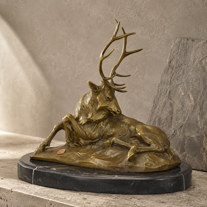 Sculpture en bronze cerf couché sur socle en marbre