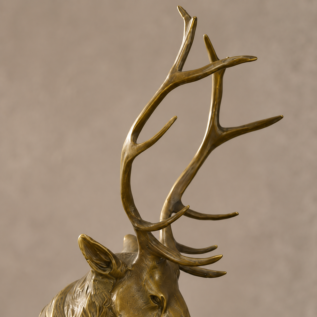 Sculpture en bronze cerf couché sur socle en marbre, vue 3