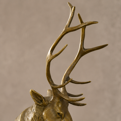 Sculpture en bronze cerf couché sur socle en marbre, vue 3