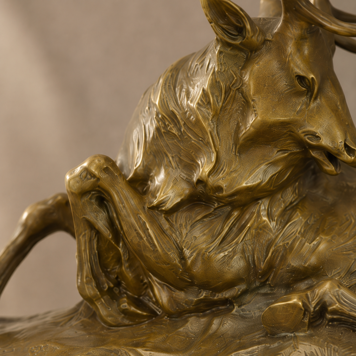 Sculpture en bronze cerf couché sur socle en marbre, vue 4