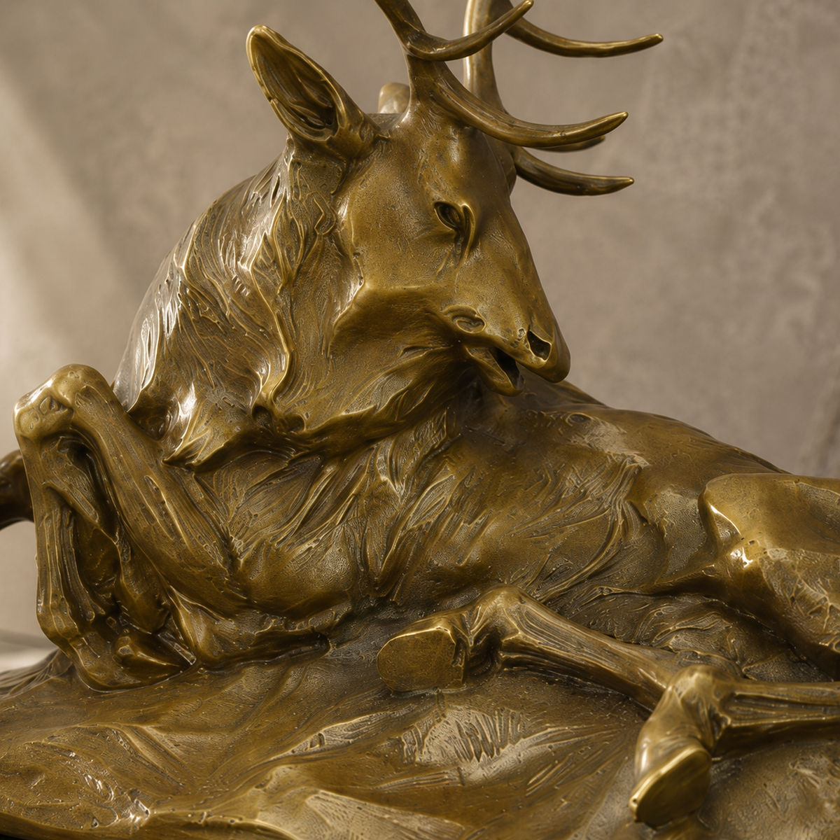 Sculpture en bronze cerf couché sur socle en marbre, vue 5