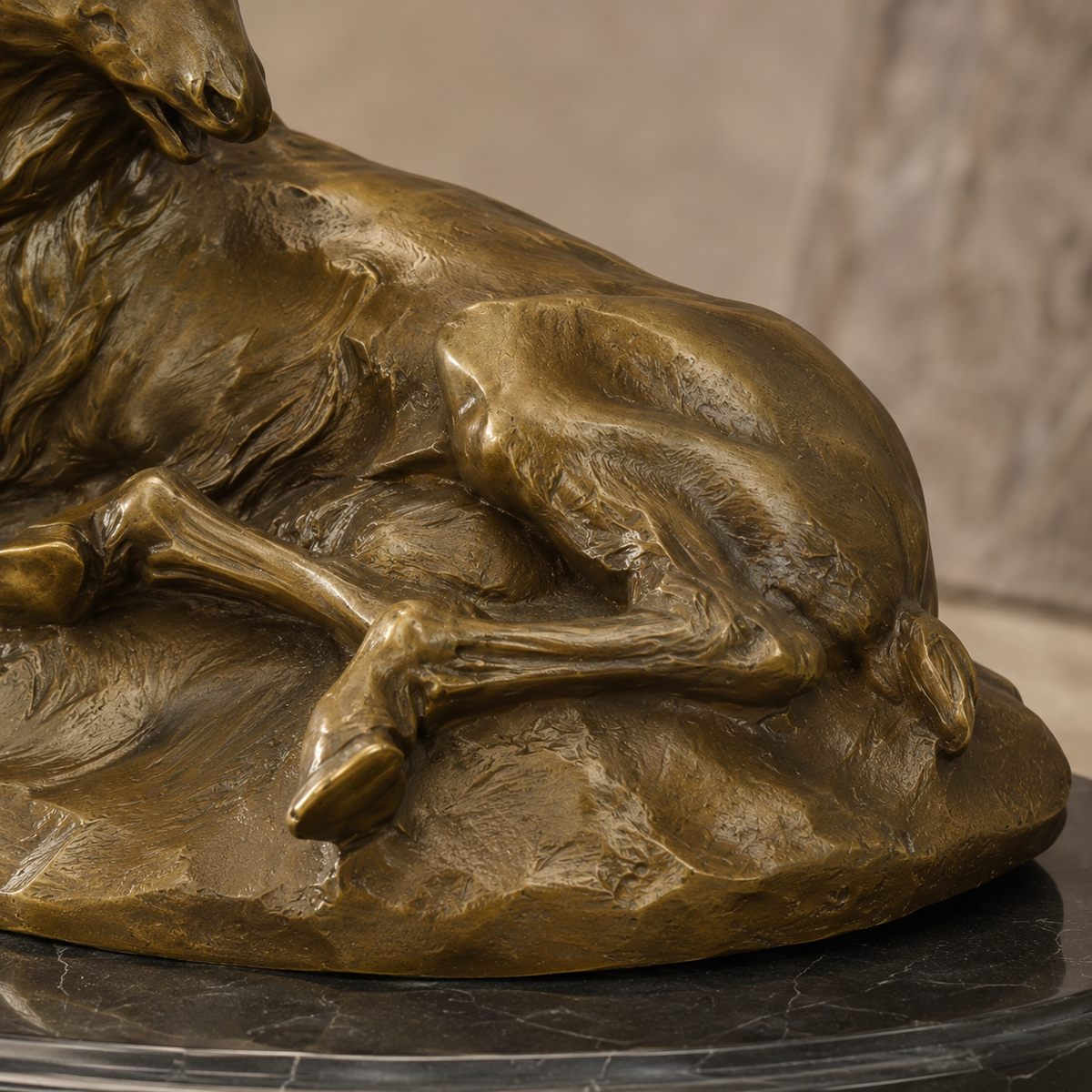 Sculpture en bronze cerf couché sur socle en marbre, vue 6