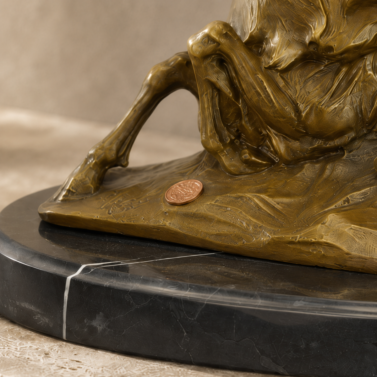 Sculpture en bronze cerf couché sur socle en marbre, vue 7