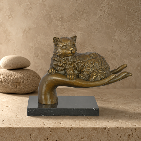 Sculpture en bronze chat couché dans une main sur marbre