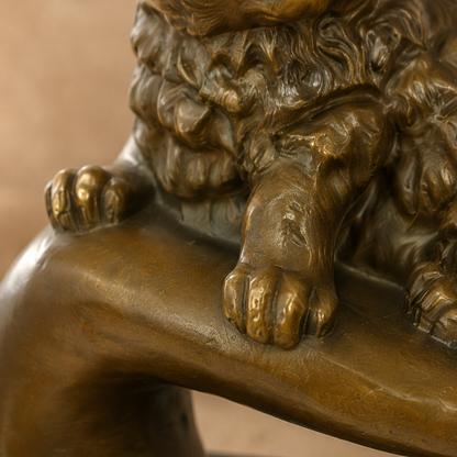 Sculpture en bronze chat couché dans une main sur marbre, vue 3