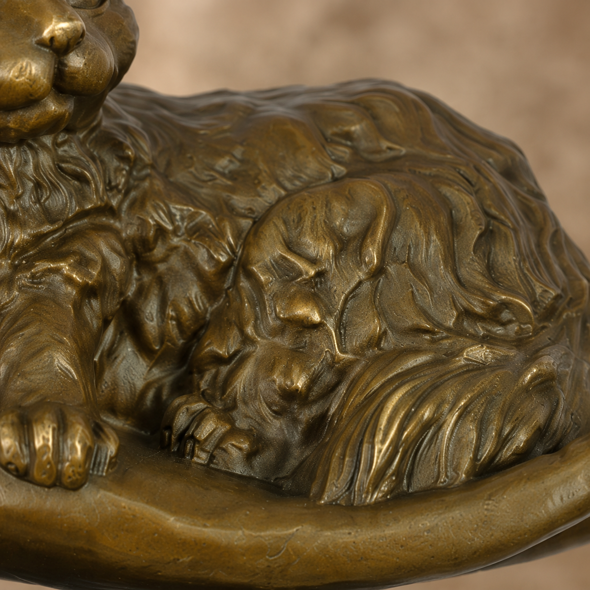 Sculpture en bronze chat couché dans une main sur marbre, vue 4