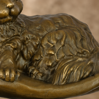 Sculpture en bronze chat couché dans une main sur marbre, vue 4