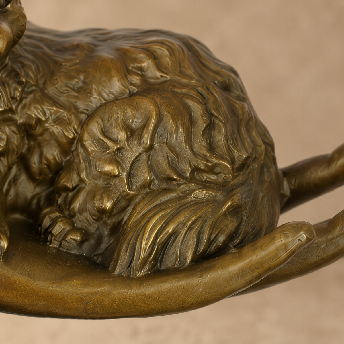 Sculpture en bronze chat couché dans une main sur marbre, vue 5