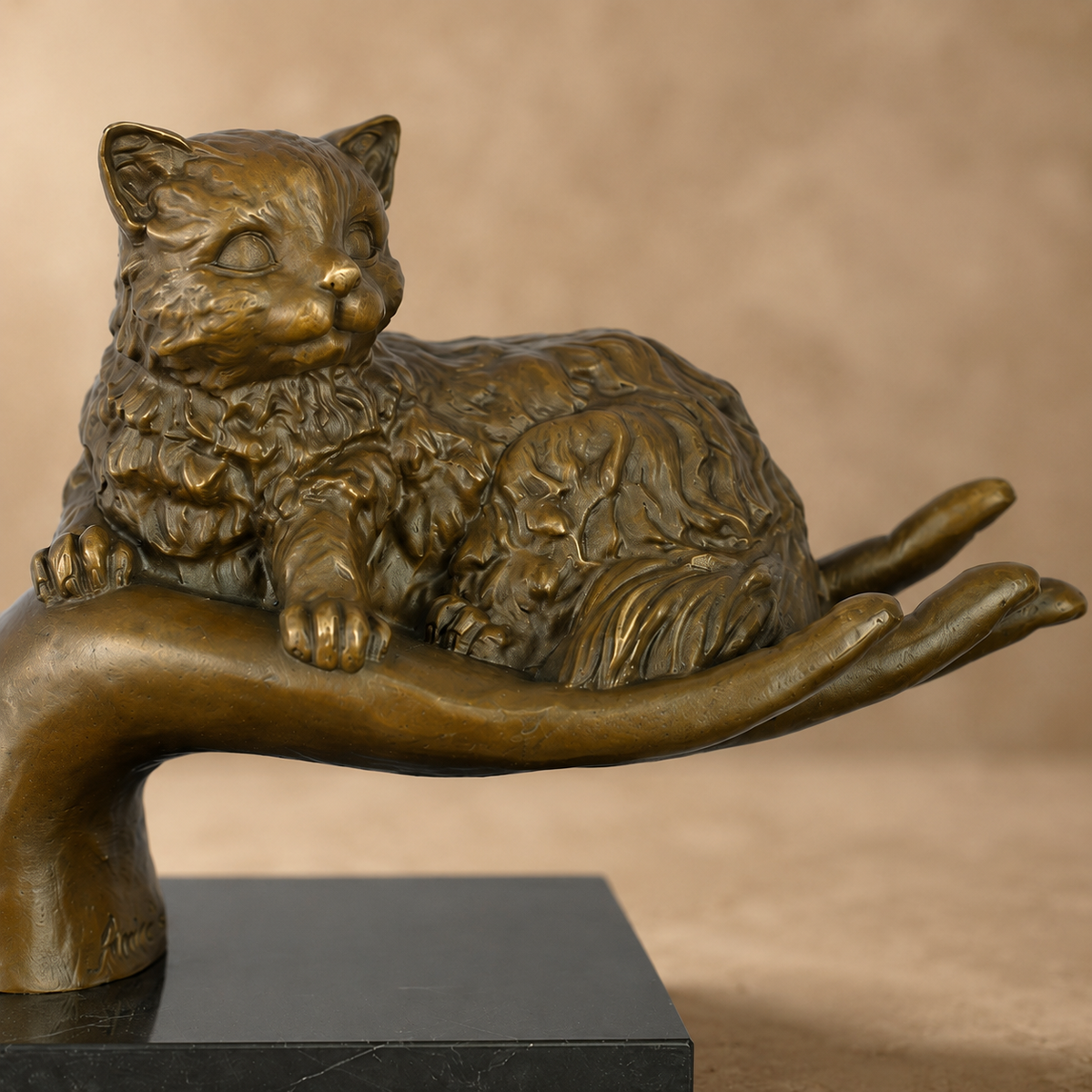 Sculpture en bronze chat couché dans une main sur marbre, vue 6