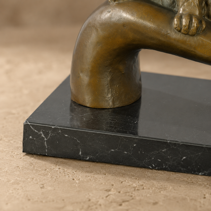 Sculpture en bronze chat couché dans une main sur marbre, vue 7