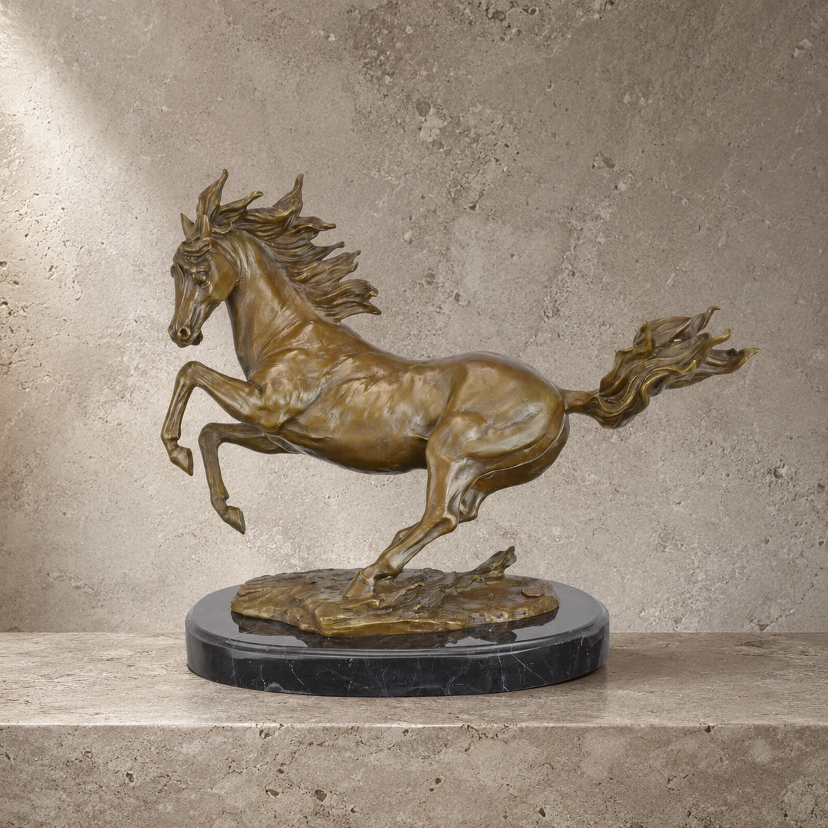 Sculpture en bronze cheval au galop sur socle en marbre