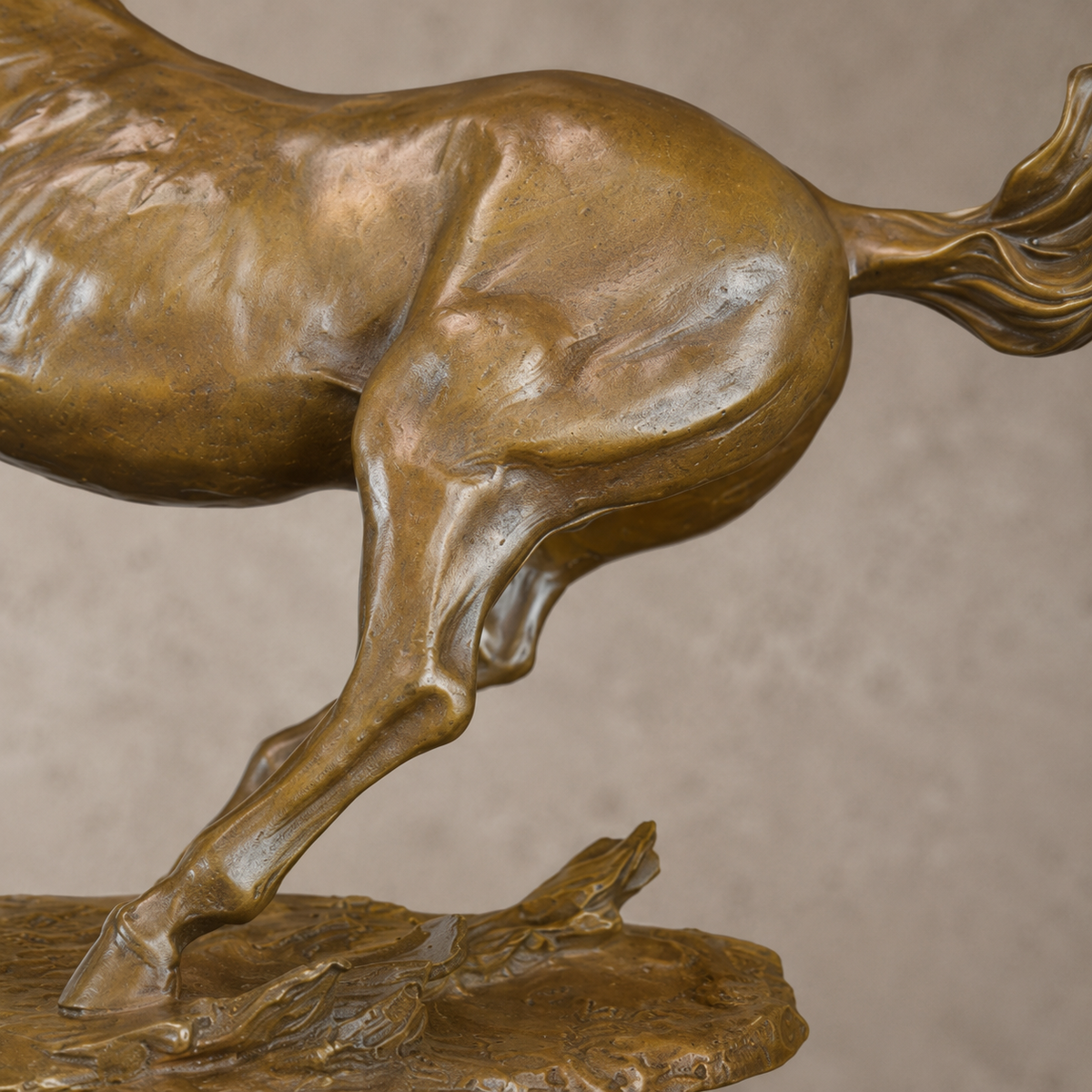 Sculpture en bronze cheval au galop sur socle en marbre, vue 6