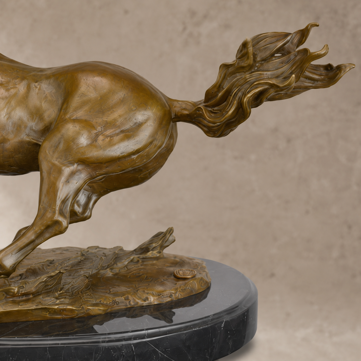 Sculpture en bronze cheval au galop sur socle en marbre, vue 7