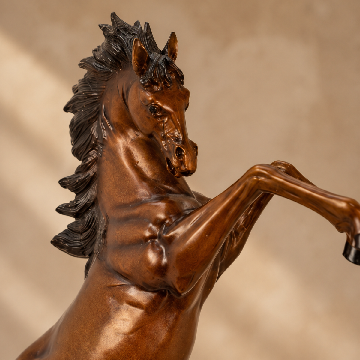 Sculpture en bronze cheval cabré patine cuivrée sur marbre, vue 3