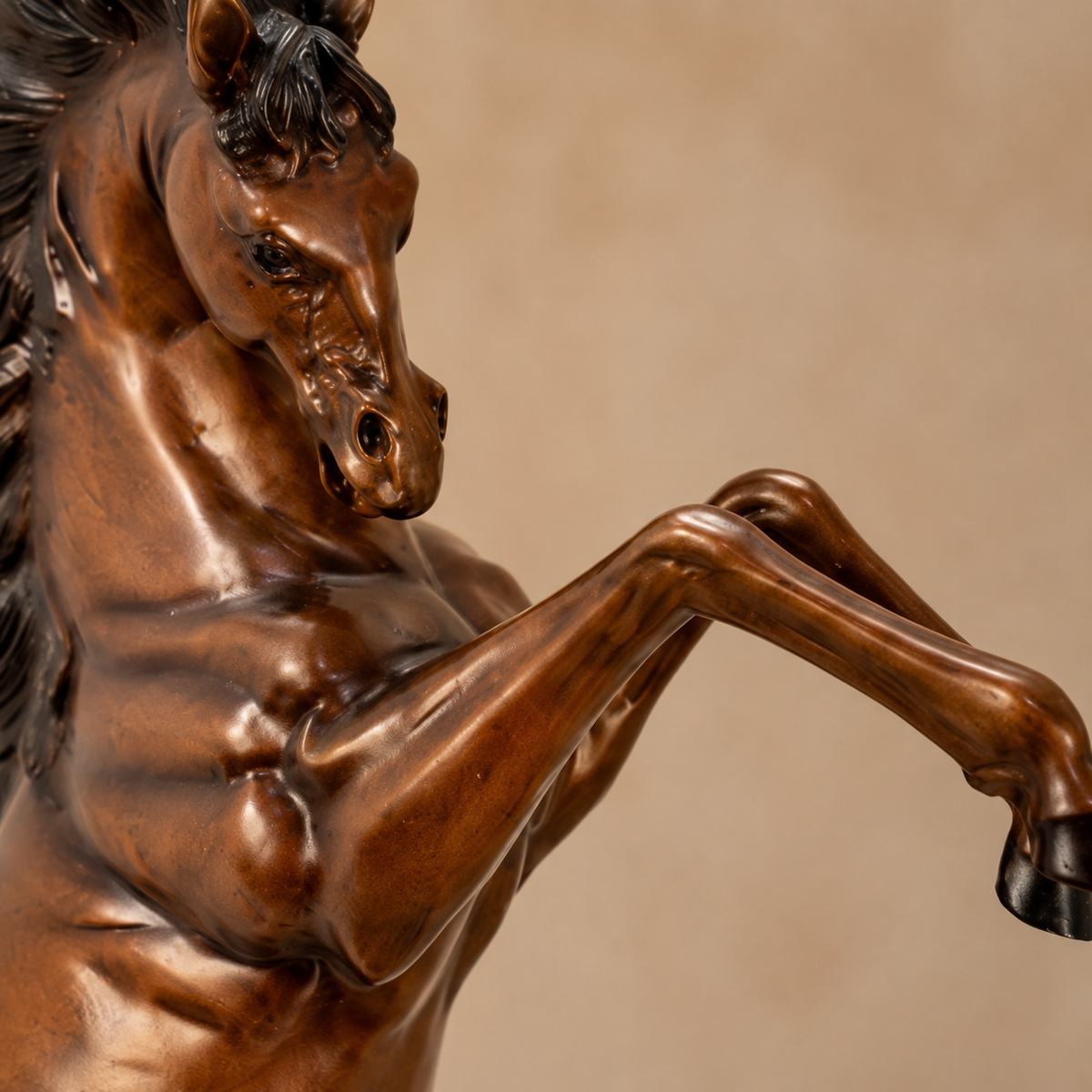 Sculpture en bronze cheval cabré patine cuivrée sur marbre, vue 4