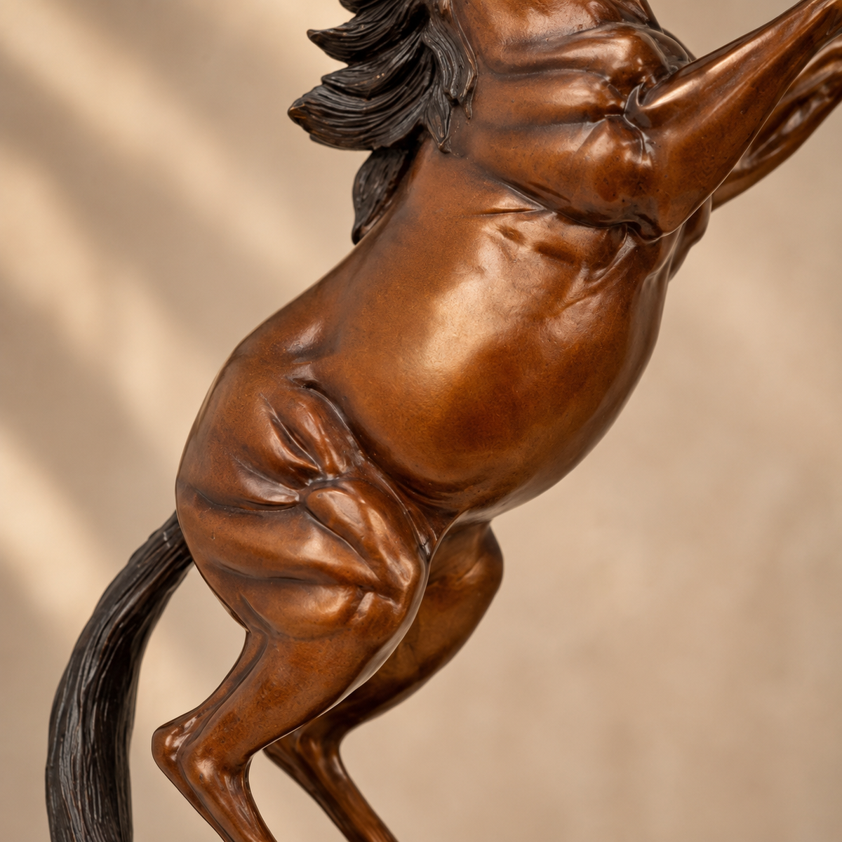 Sculpture en bronze cheval cabré patine cuivrée sur marbre, vue 5