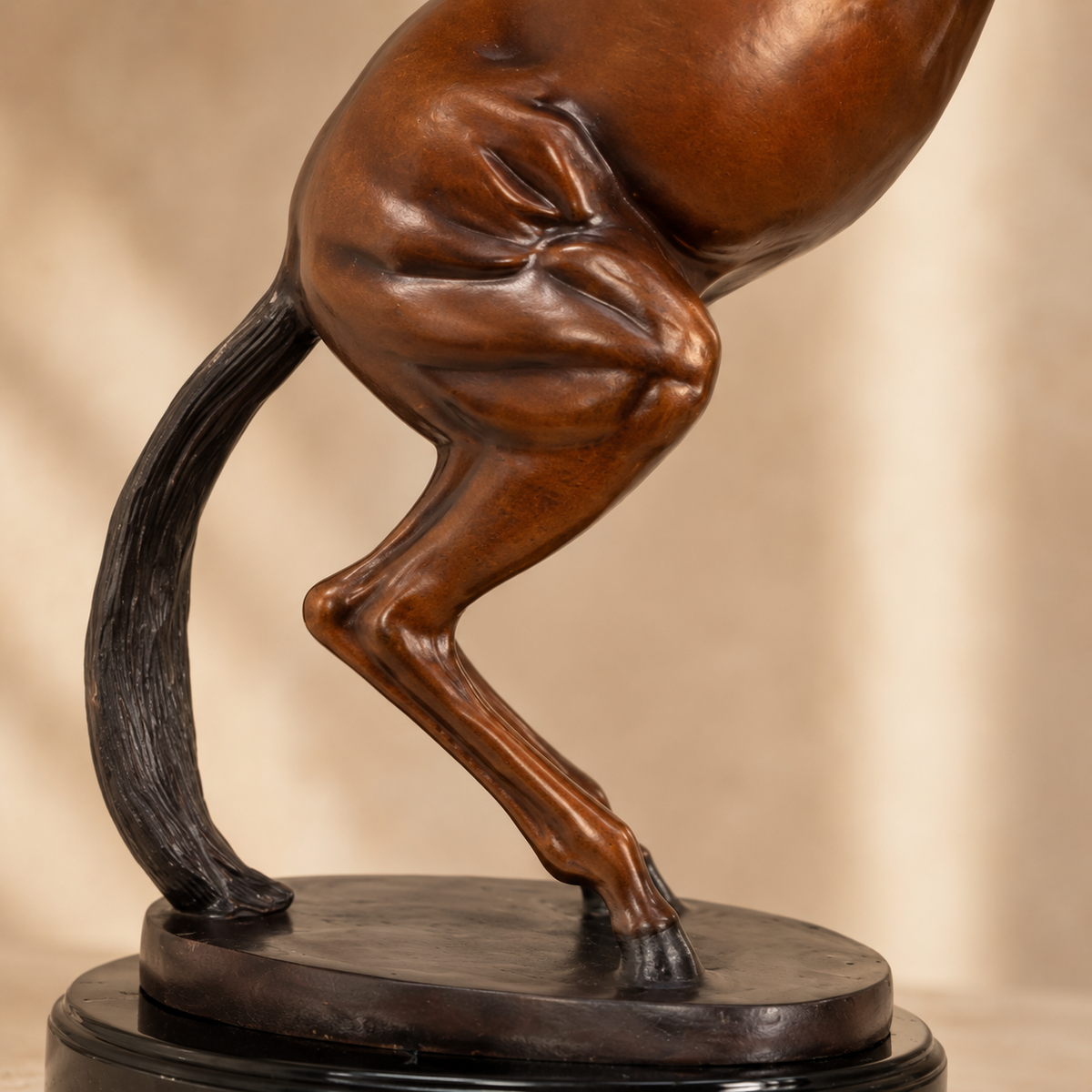 Sculpture en bronze cheval cabré patine cuivrée sur marbre, vue 6
