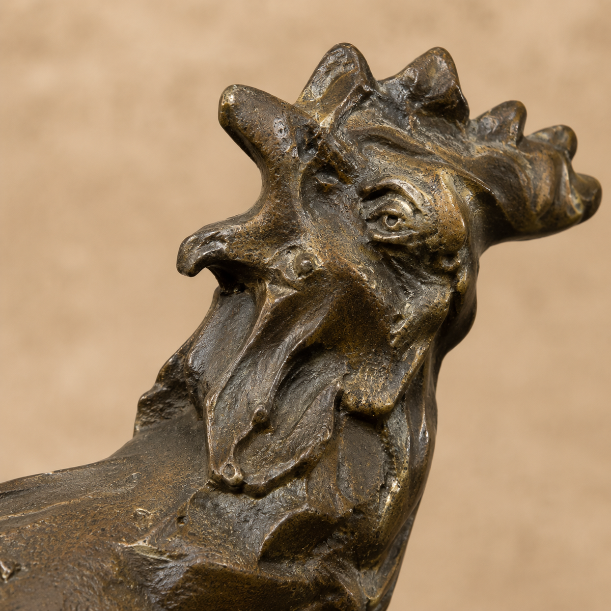 Sculpture en bronze coq gaulois sur socle en marbre brun, vue 2