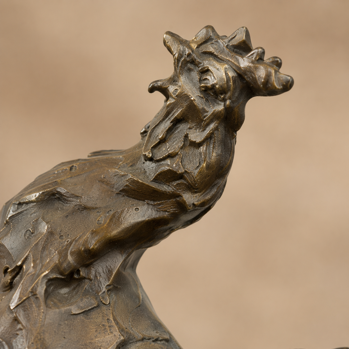Sculpture en bronze coq gaulois sur socle en marbre brun, vue 3