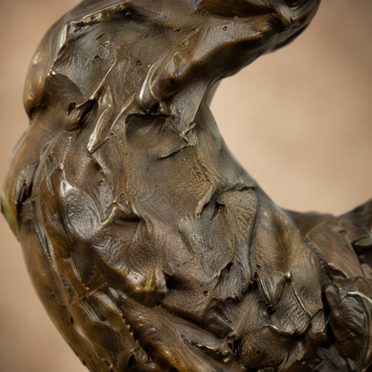 Sculpture en bronze coq gaulois sur socle en marbre brun, vue 4