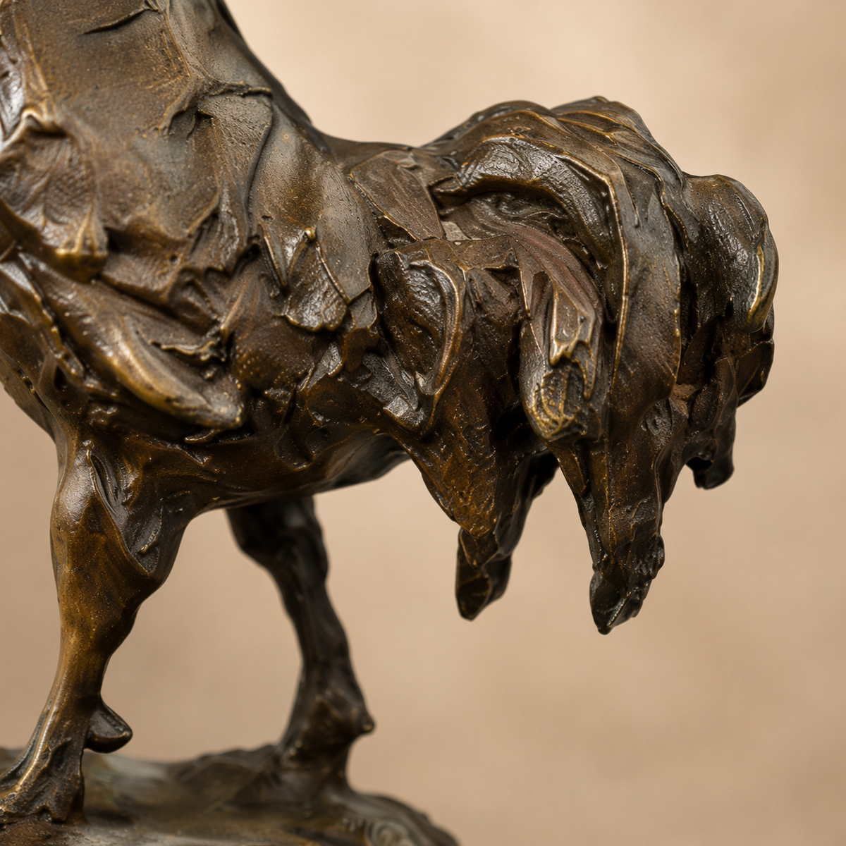 Sculpture en bronze coq gaulois sur socle en marbre brun, vue 5