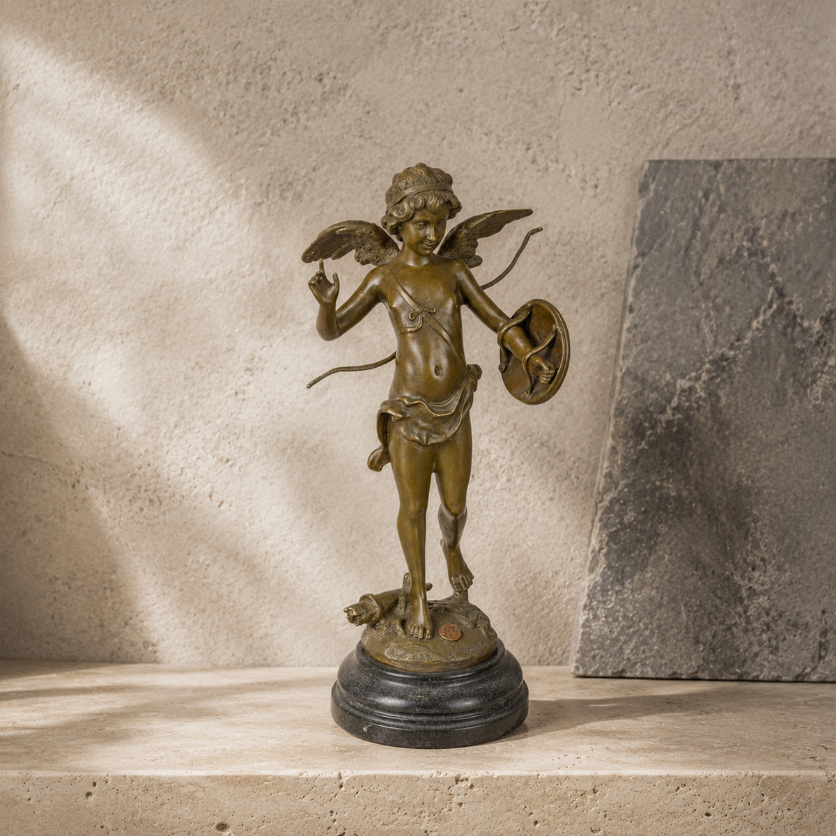 Sculpture en bronze Cupidon à l'arc et au bouclier