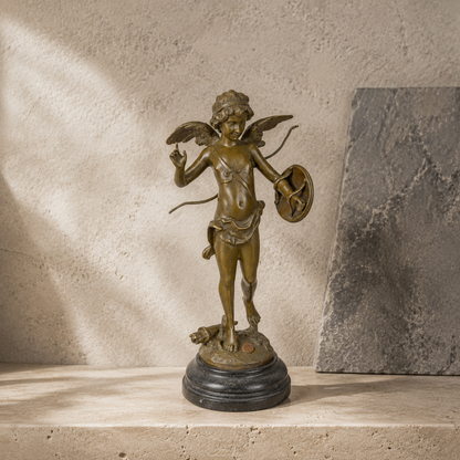 Sculpture en bronze Cupidon à l'arc et au bouclier